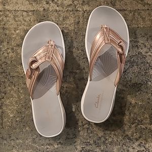Clark's Brinkley Jazz Flip-Flops in Rose Gold, size 8